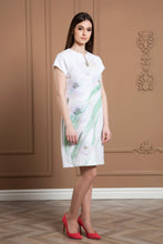 Load image into Gallery viewer, White floral print shift dress
